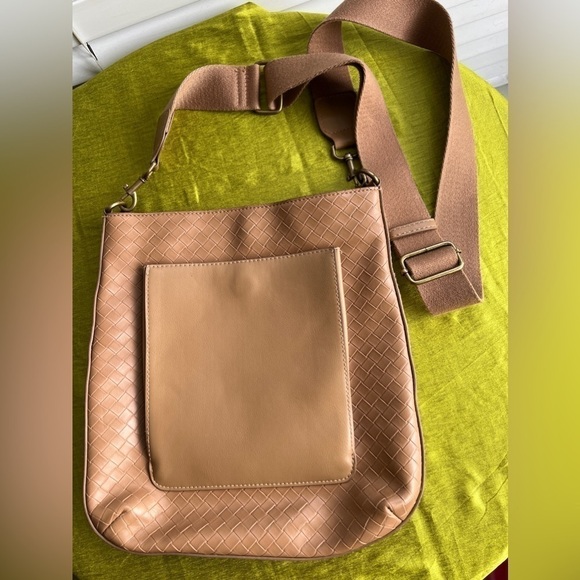 Universal Thread Handbags - Universal thread crossbody Tan bag